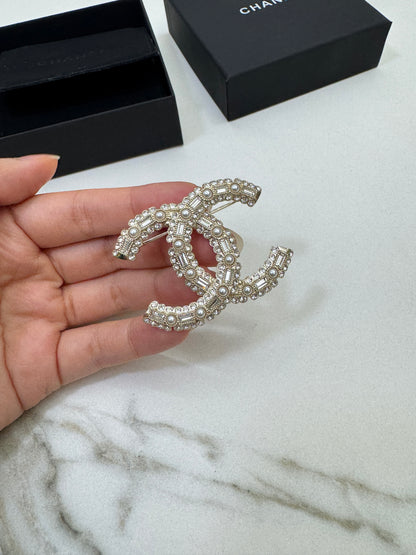 CHANEL 23V 珍珠水鑽胸針 Brooch