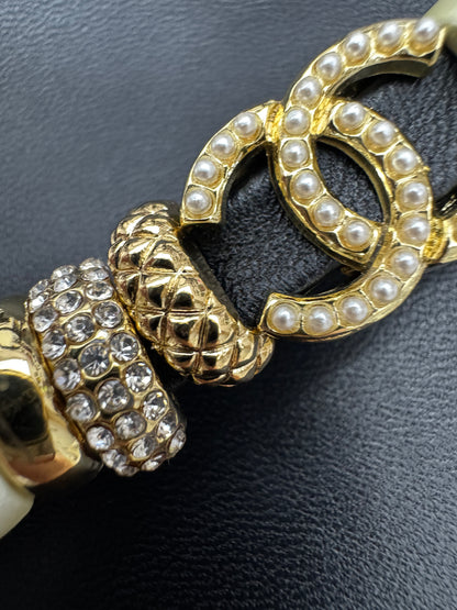 CHANEL 26P 珍珠一字帶粗跟涼鞋 黑色