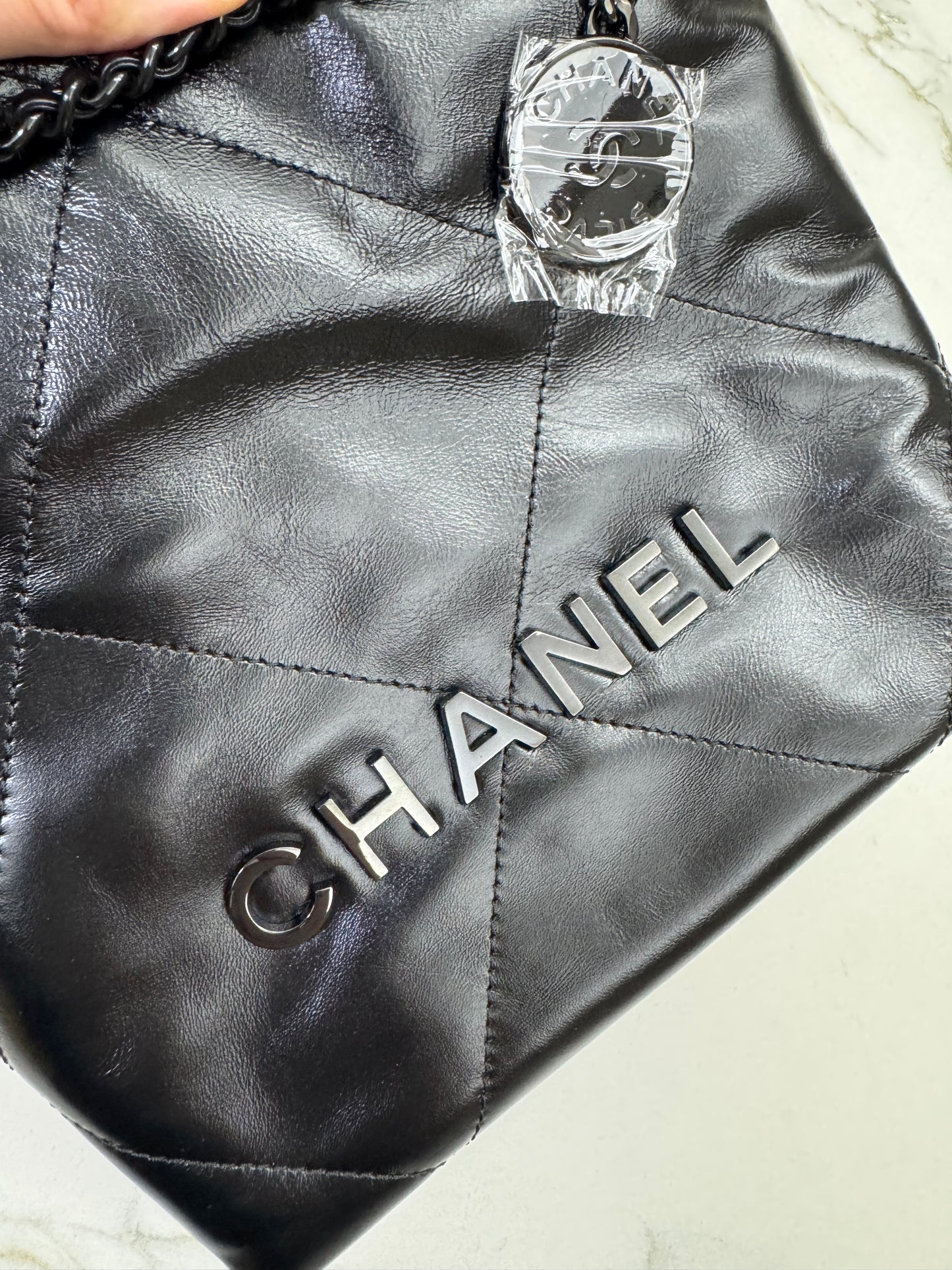 CHANEL Mini 22 Bag So Black 油蠟牛皮