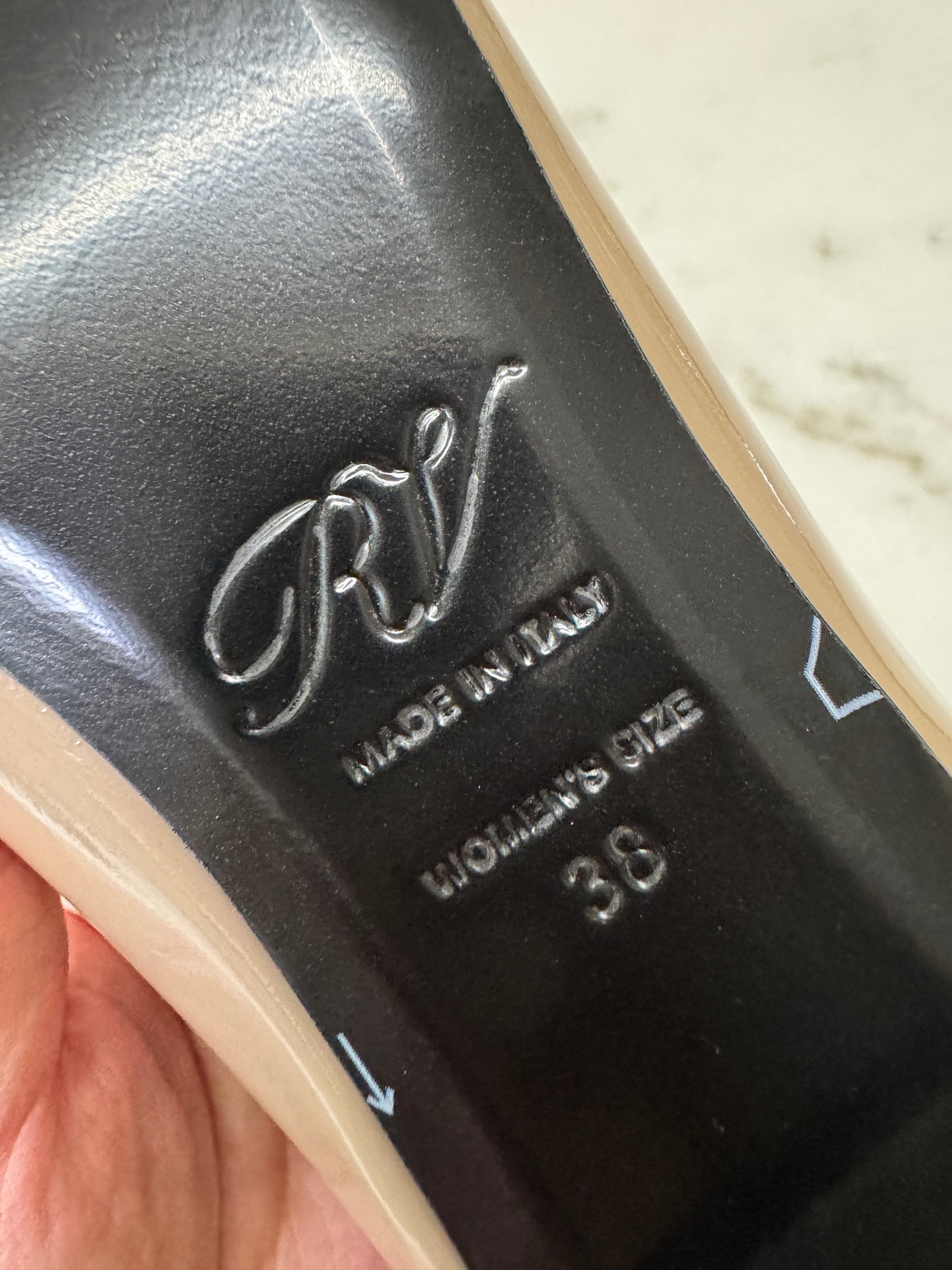 RV 喇叭跟 2.5cm 漆皮