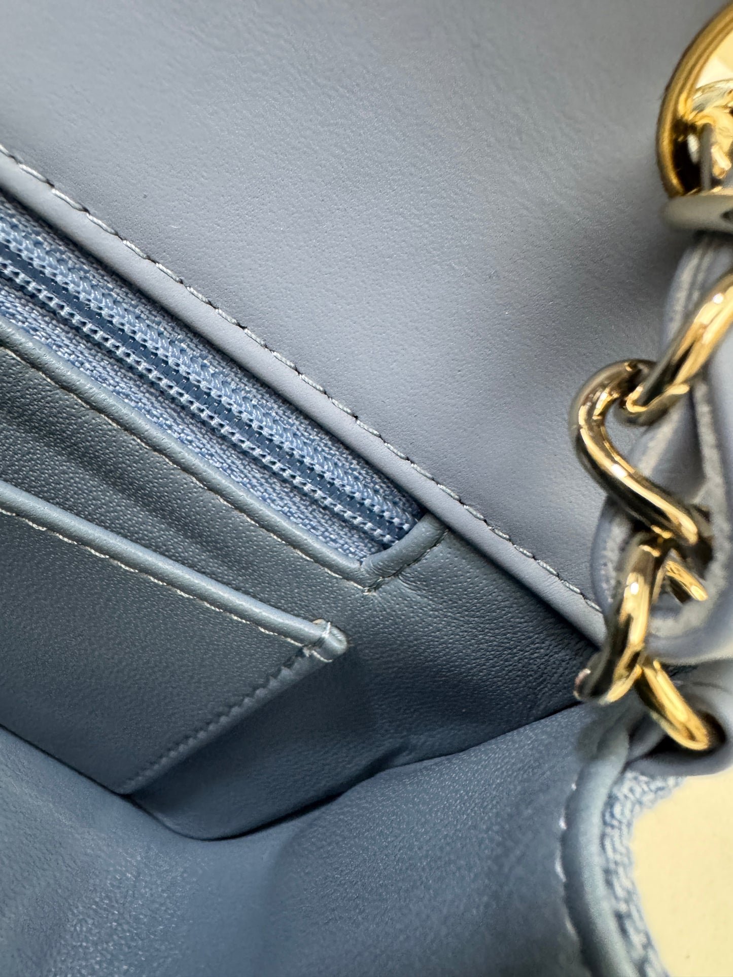 CHANEL 22B 淺藍牛仔 Mini CF20