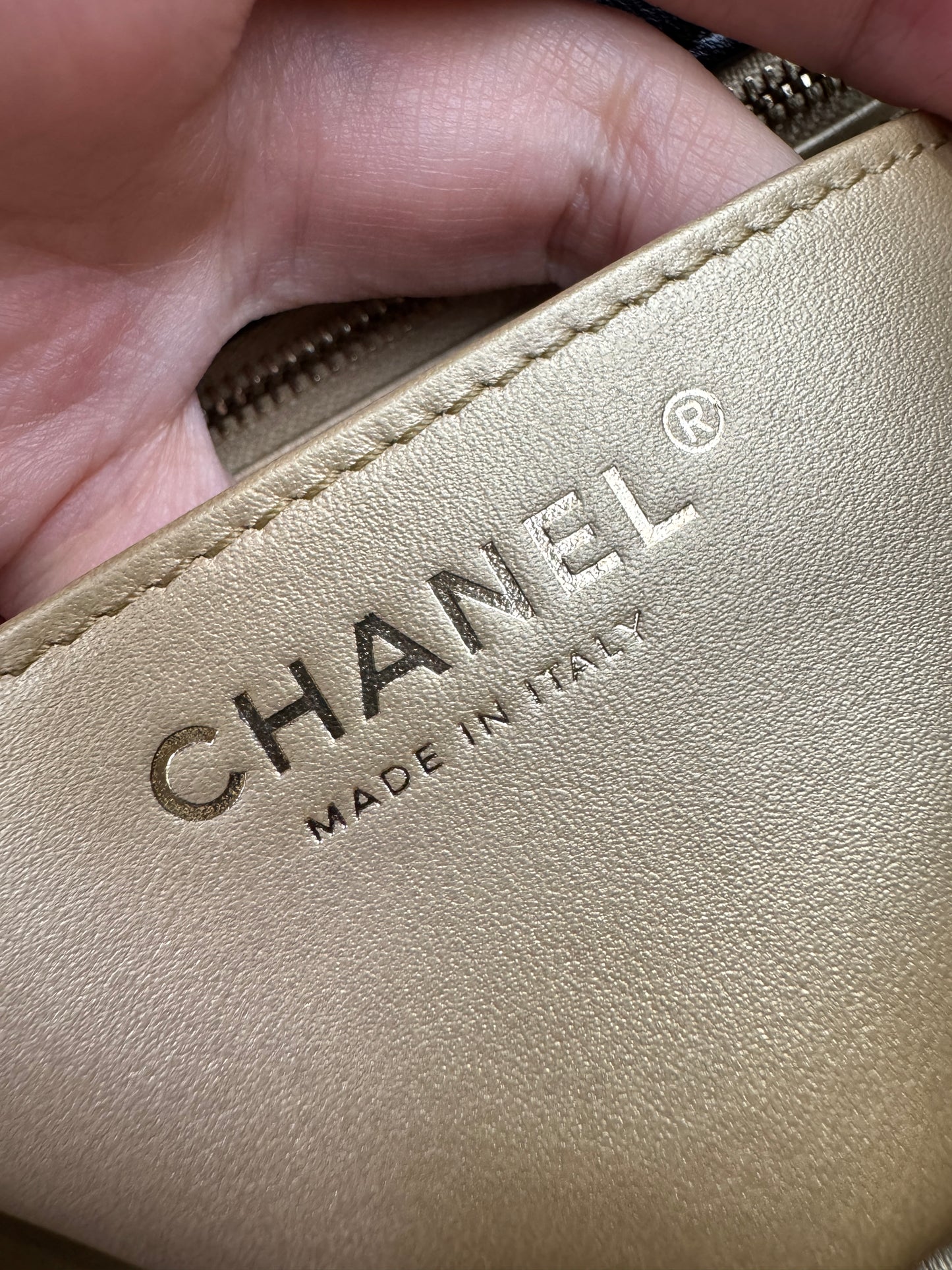 CHANEL 25K 亮面淺金球 Mini CF17 方胖子