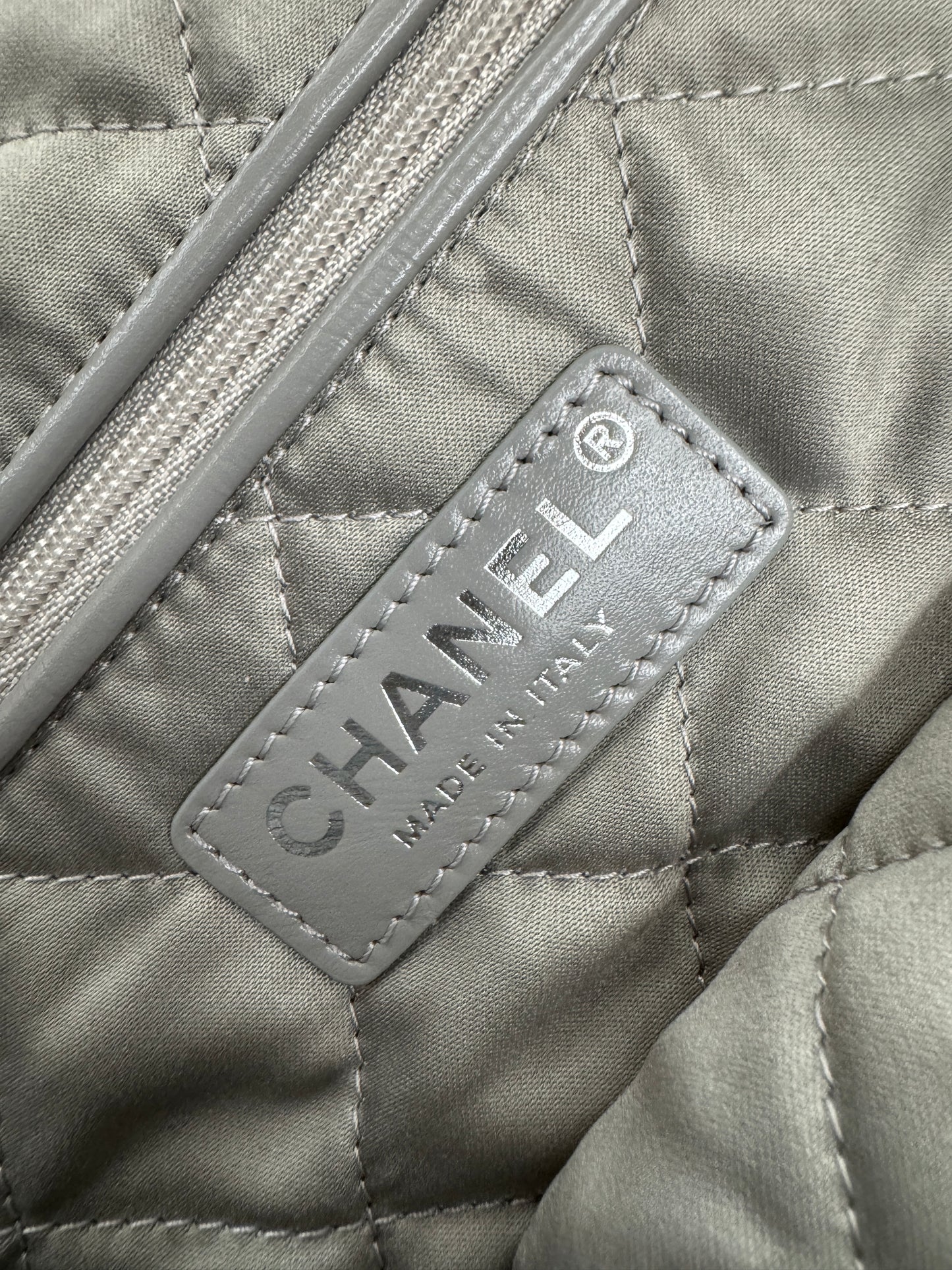 CHANEL 22 Bag Medium 23C淺灰色銀扣