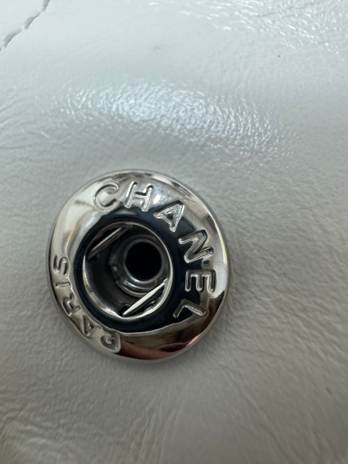 CHANEL 22 Bag Medium 白銀