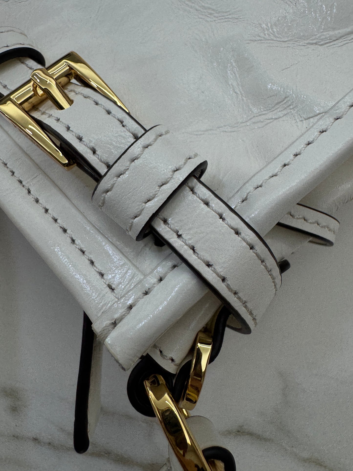 PRADA Bonnie Hobo 白色油蠟皮