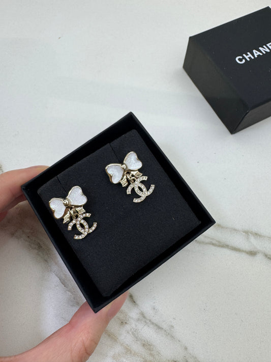 CHANEL 25P 白色閃粉蝴蝶結耳環