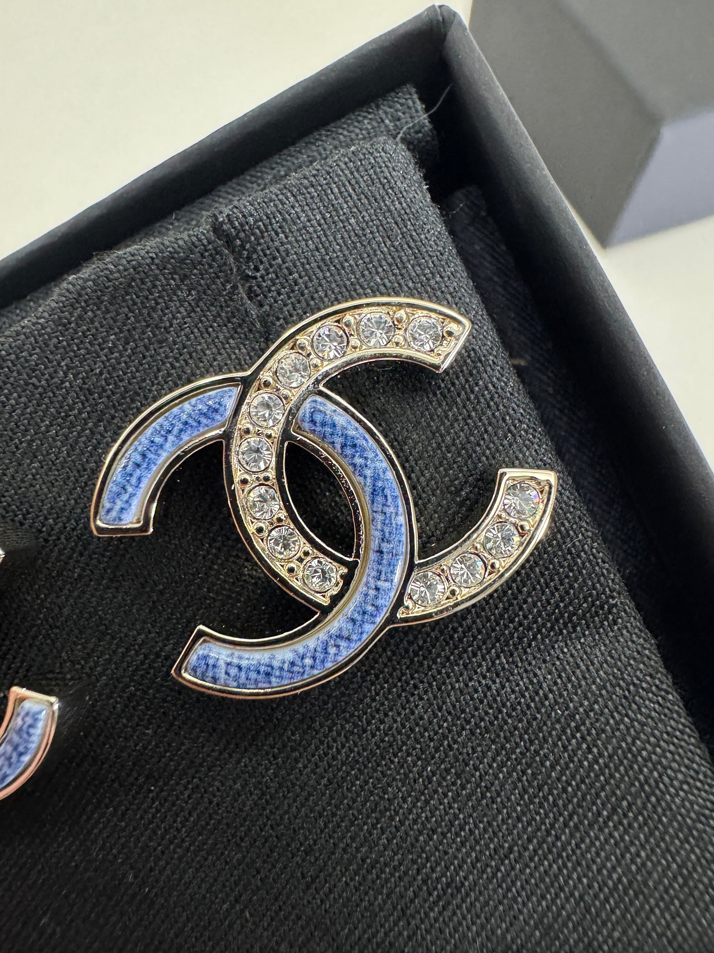 CHANEL 26C 牛仔藍拼鑽耳環