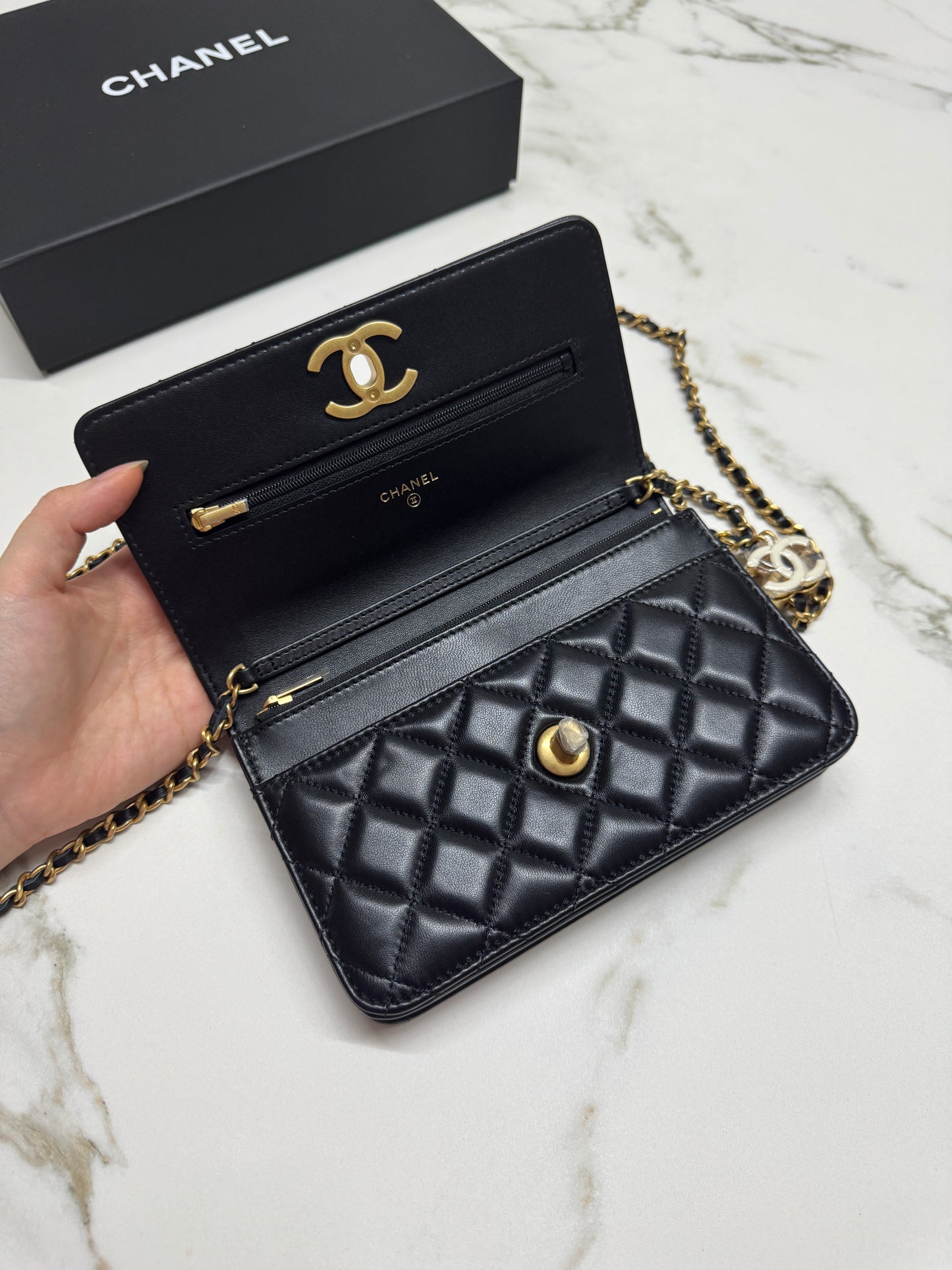 CHANEL woc 24A 琺瑯調節扣 羊皮 黑