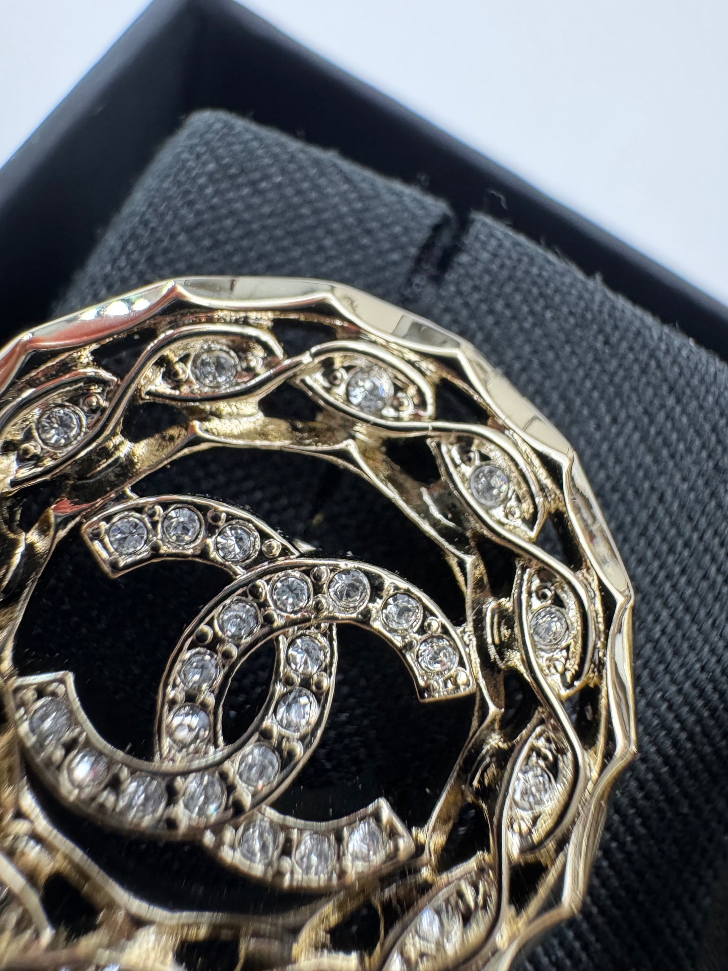 CHANEL 24B 圓形鏤空水鑽耳環