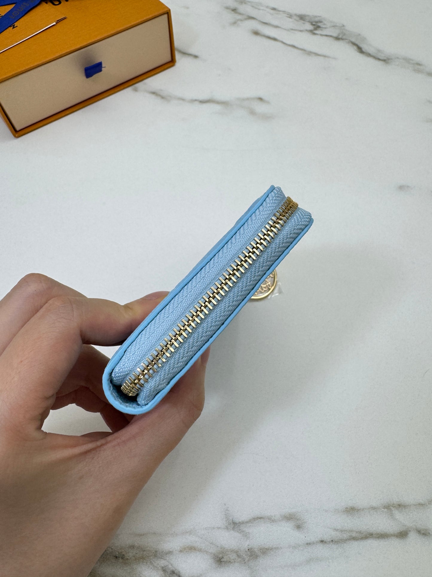 LV L型小錢包 粉藍色全皮壓花 M27669