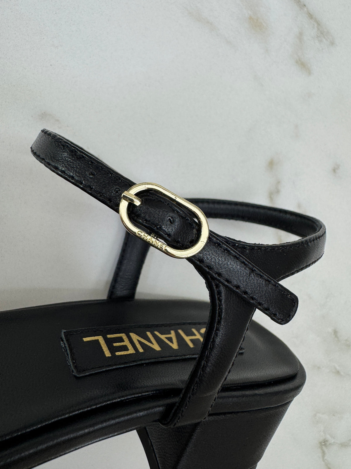 CHANEL 26P 珍珠一字帶粗跟涼鞋 黑色