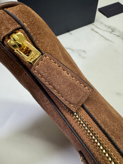 PRADA 半月包 麂皮棕色