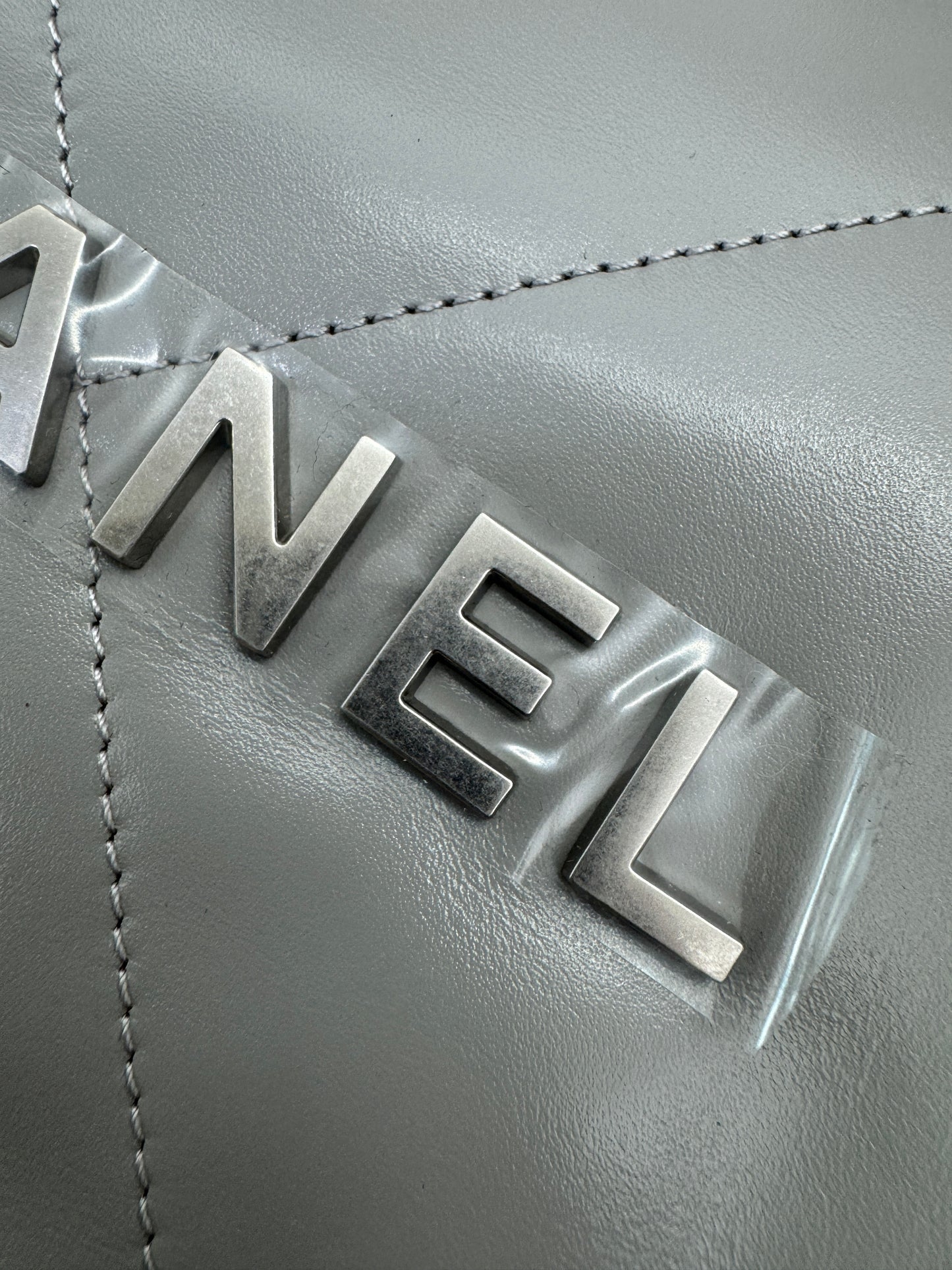 CHANEL 22 Bag Medium 23C淺灰色銀扣