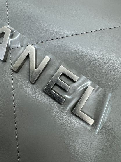 CHANEL 22 Bag Medium 23C淺灰色銀扣