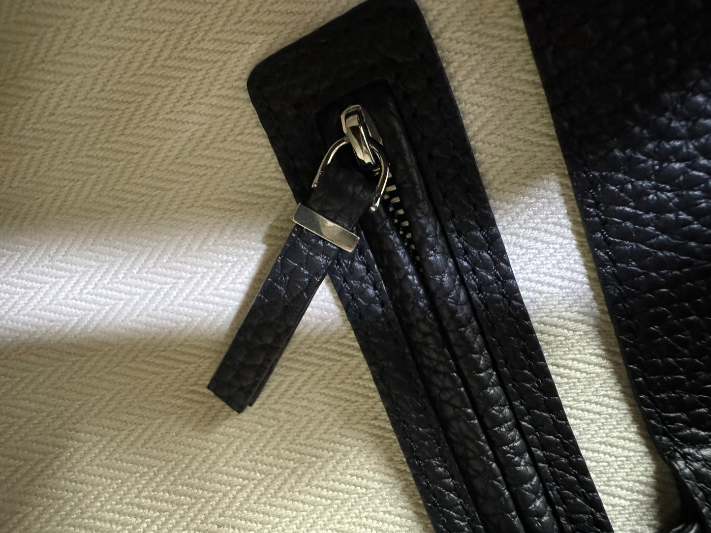 THE ROW Marguax 12 黑銀荔枝紋