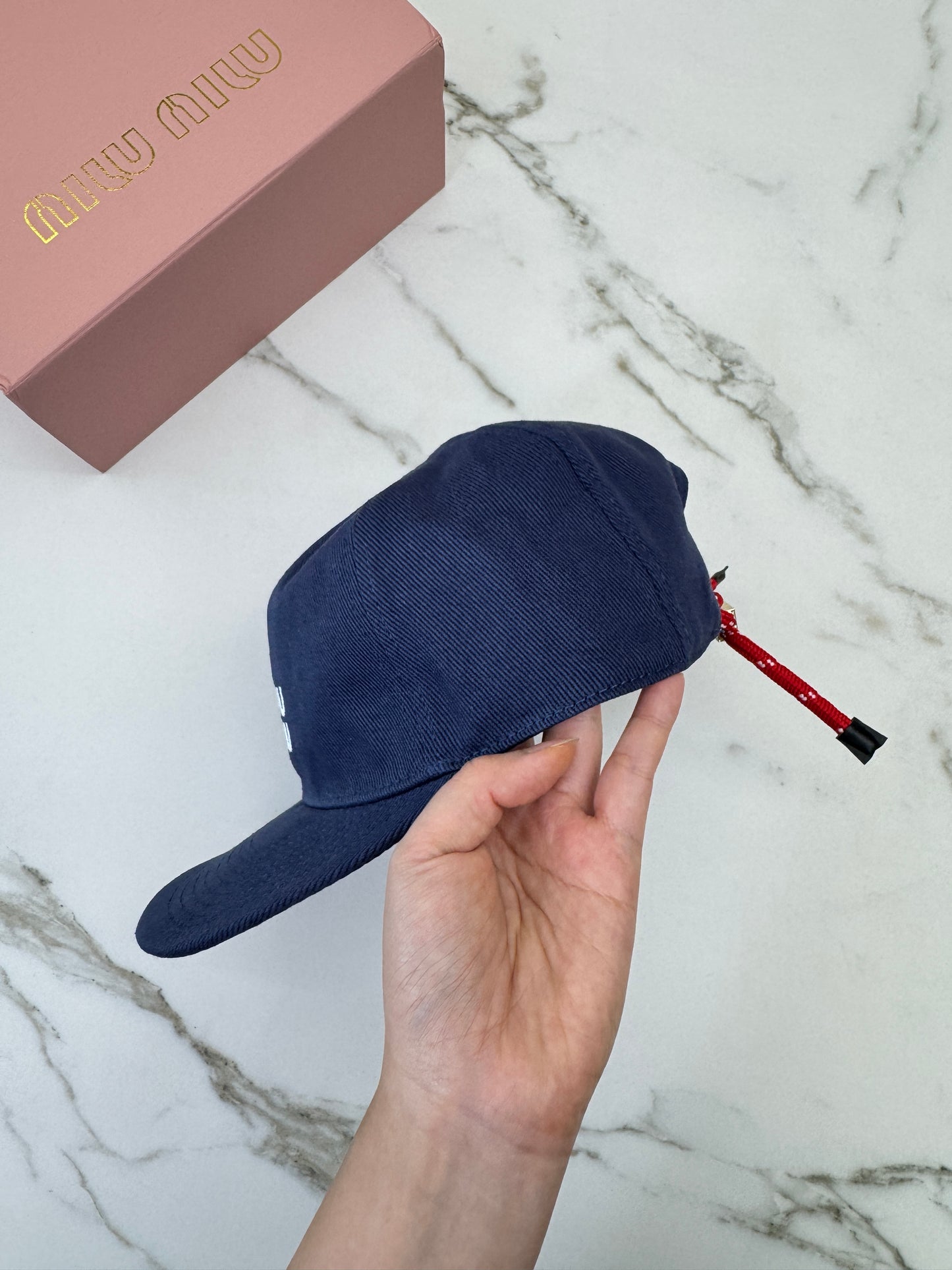 MIU MIU 後抽繩鴨舌帽 深藍