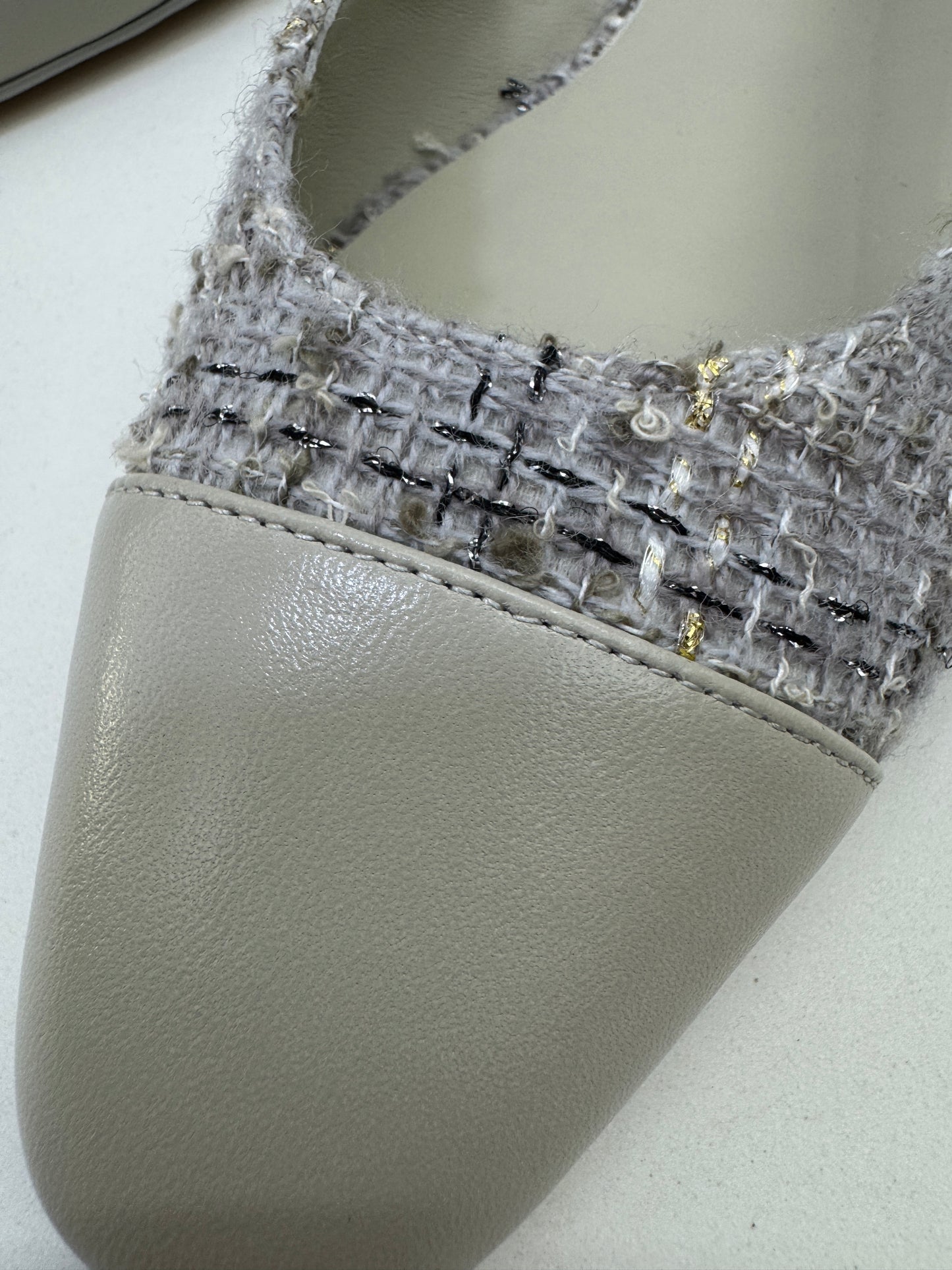 CHANEL 25B 灰白色金絲線Tweed Slingback