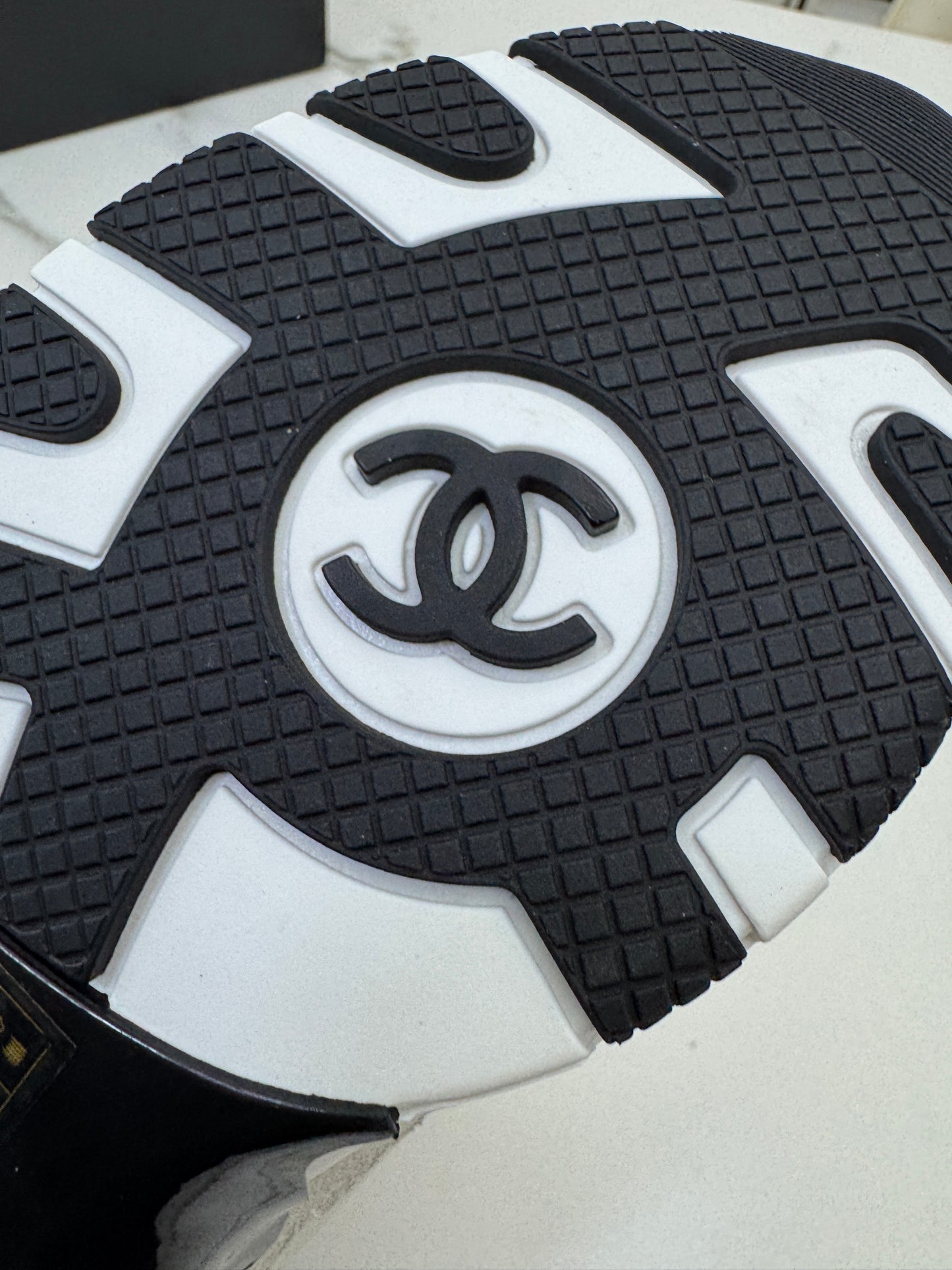 CHANEL 25A 淺金色運動鞋