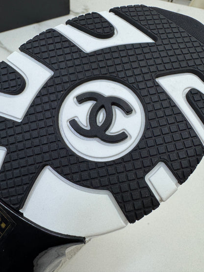 CHANEL 25A 淺金色運動鞋
