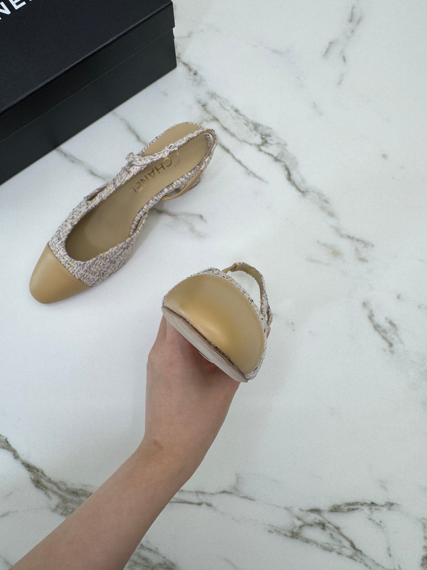 CHANEL 21P 杏色拼米黃紫Tweed Slingback