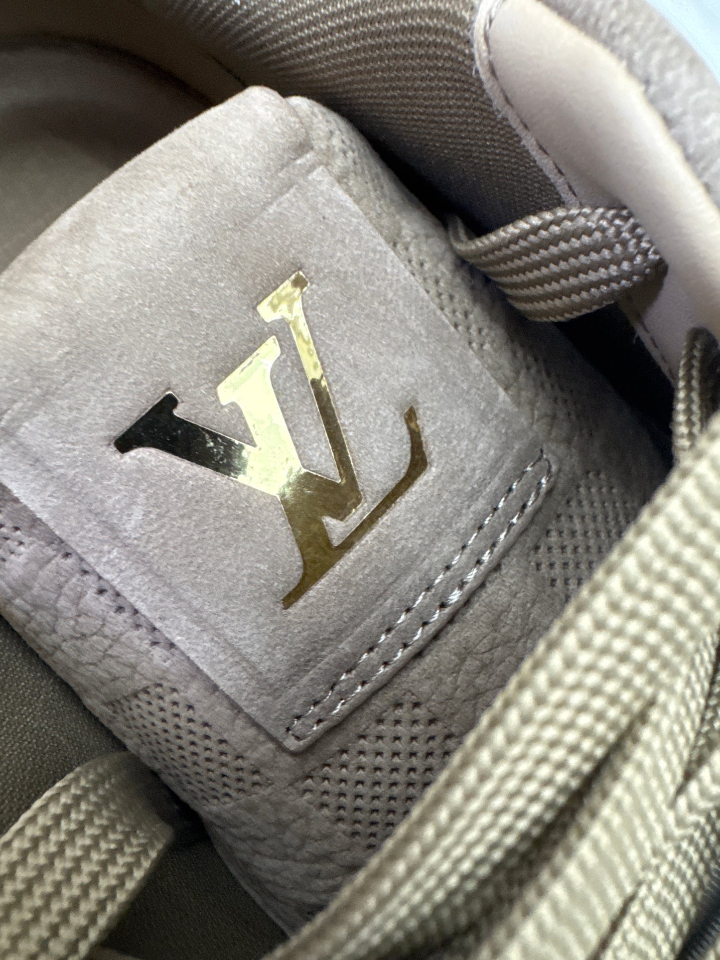 LV Trainer 大象灰 1AH618