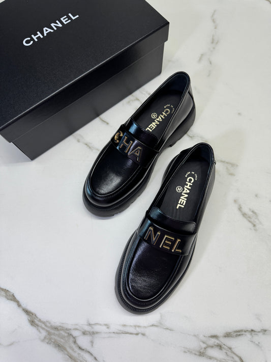 CHANEL 24B Loafer 字母樂福鞋