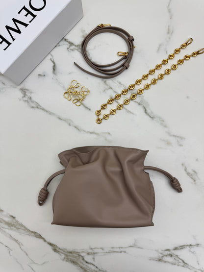 LOEWE Mini Flamenco Purse 沙色 Sand【另加胸針和甜甜圈鏈條】