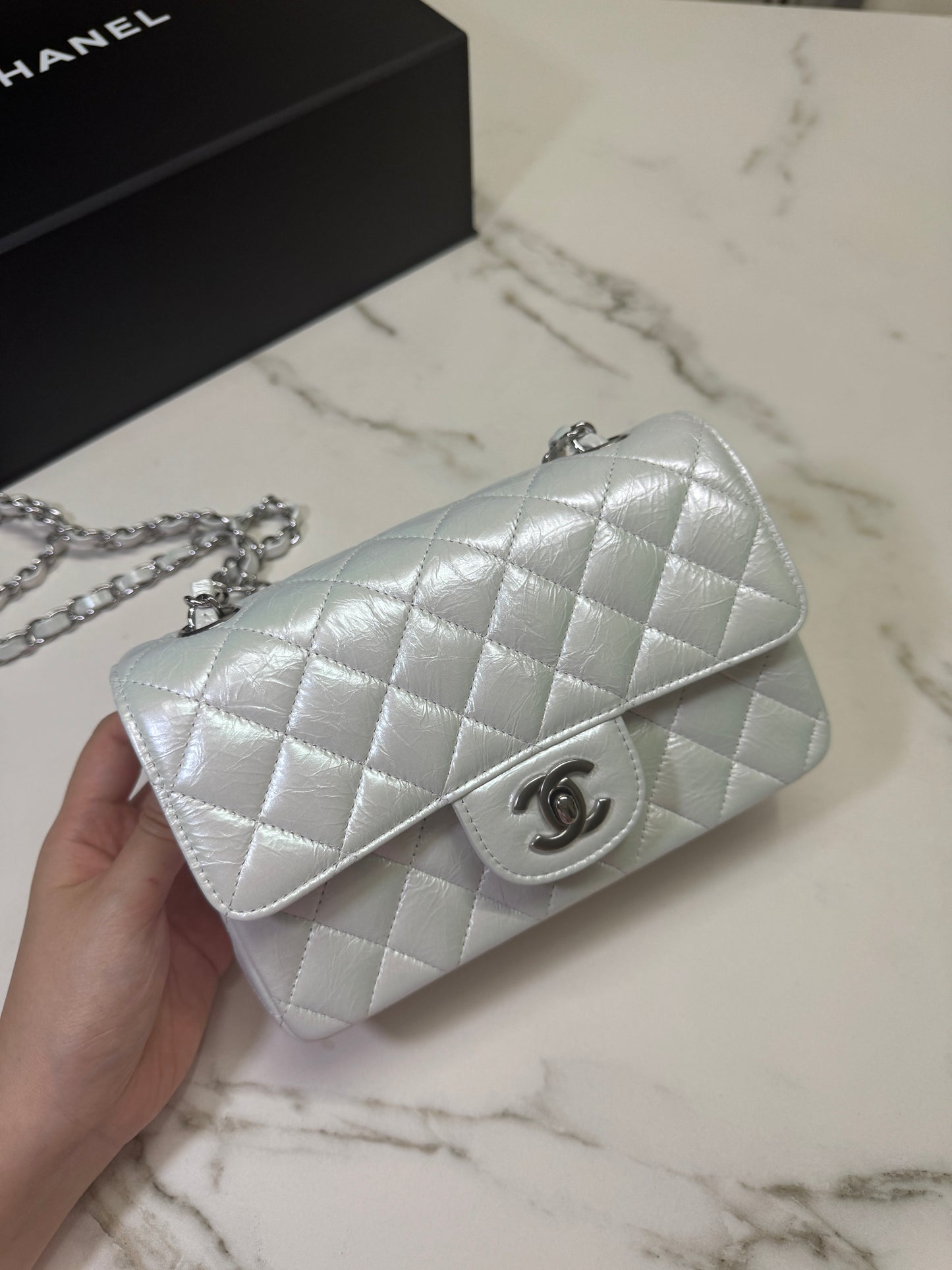 CHANEL Mini CF外縫 人魚姬珠光白 皺褶油蠟牛皮