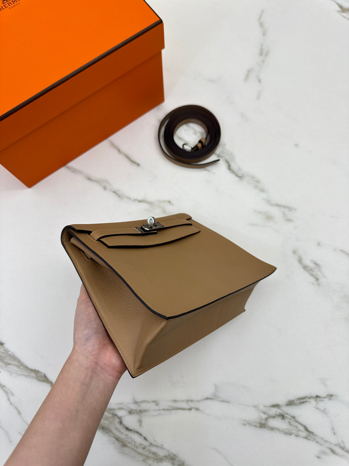HERMES Kelly Danse 奶茶色銀扣 Chai Evercolor PHW