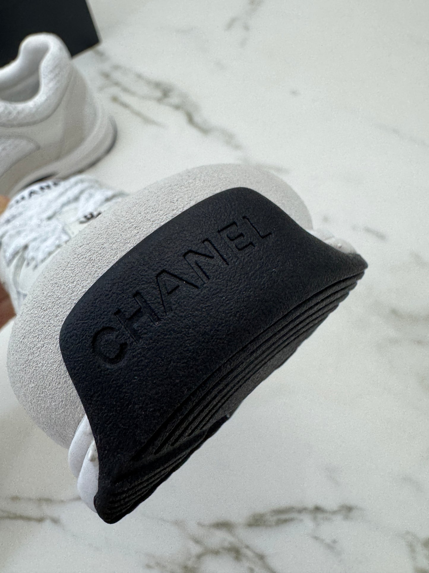CHANEL 銀白色粗花呢Tweed Sneakers