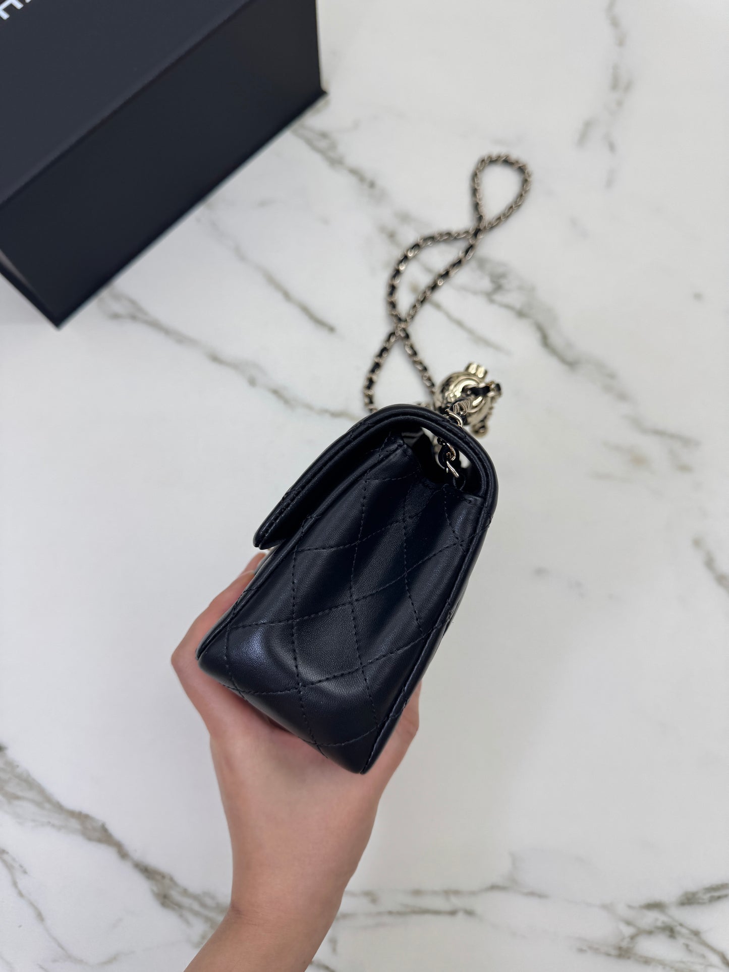 CHANEL 25K 亮面淺金球 Mini CF17 方胖子