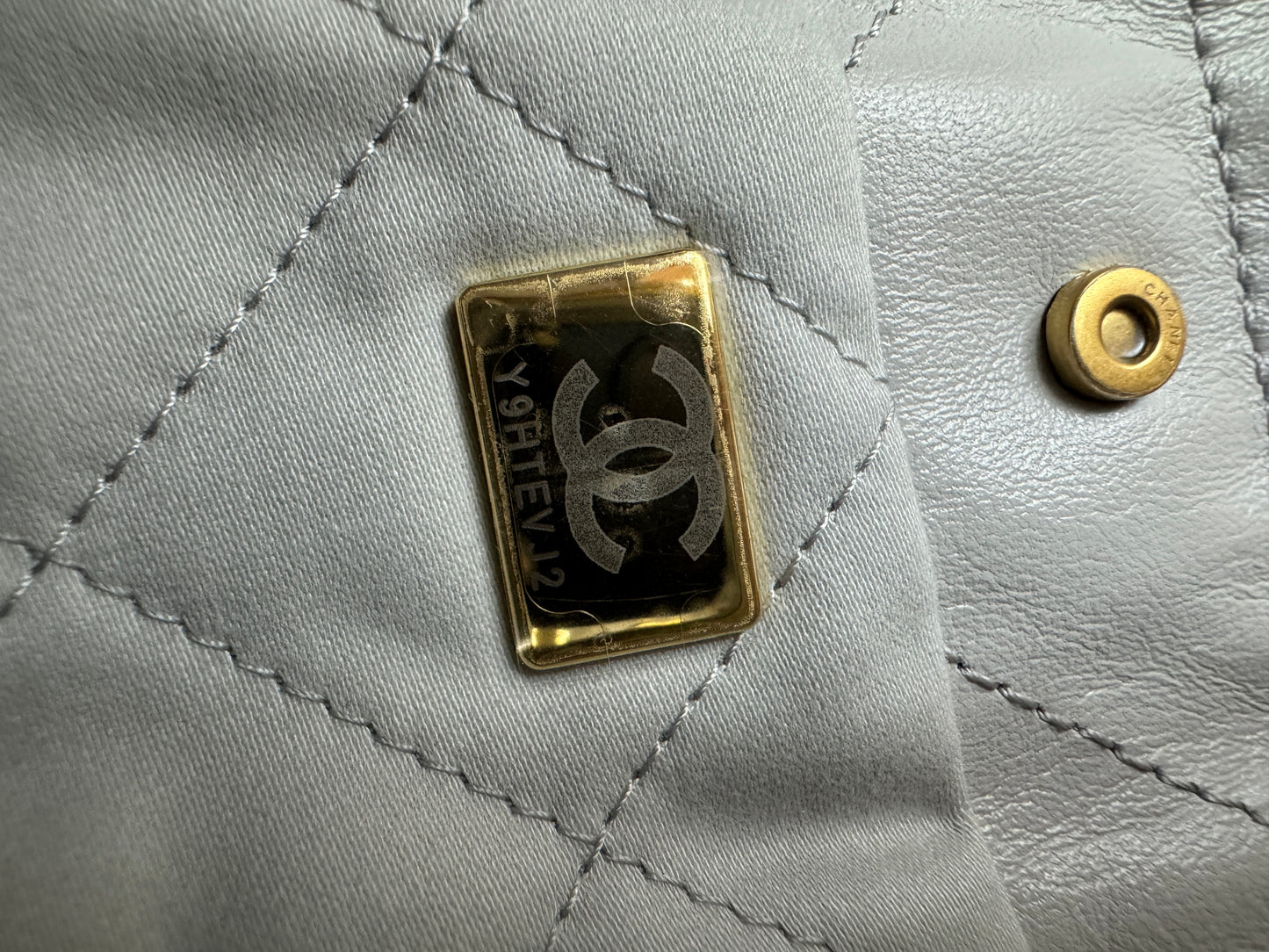 CHANEL Mini 22 Bag 25P淺灰色 新版磁吸扣