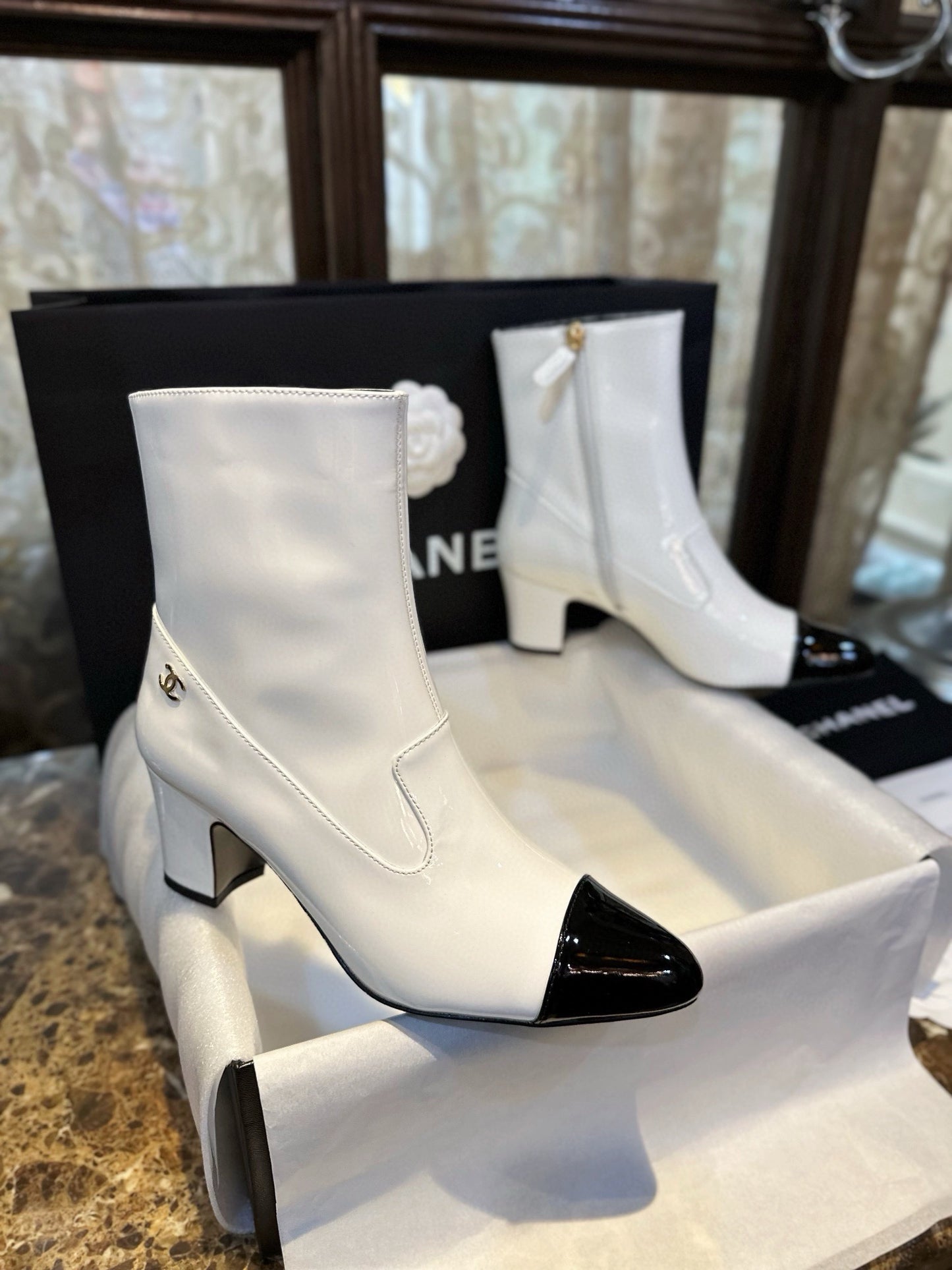 CHANEL 尖頭粗跟短靴 黑白 23B