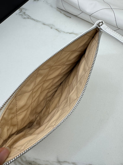 CHANEL 22Bag Medium 白色黑線