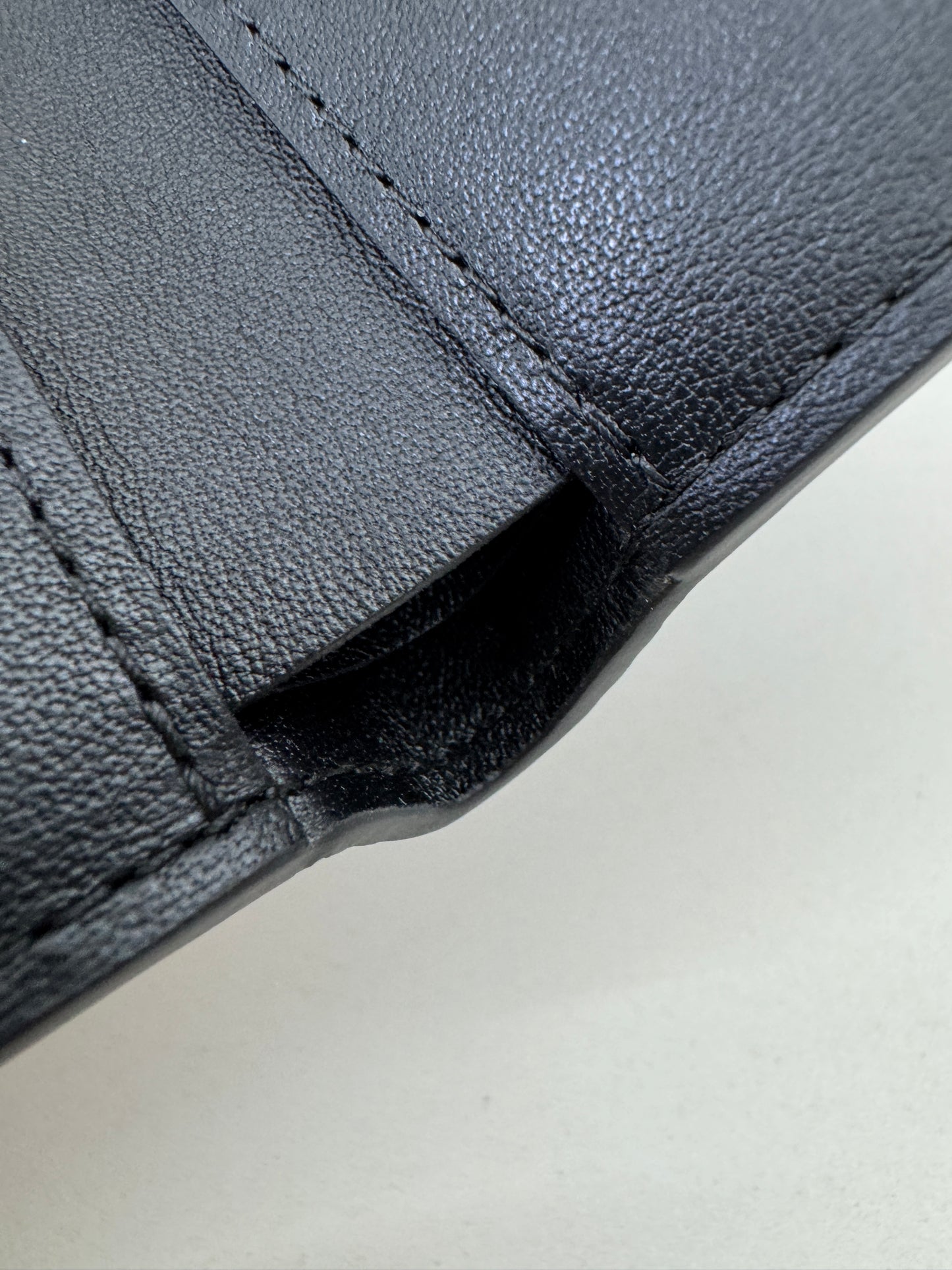 LV Multiple Wallet 黑色皮壓花