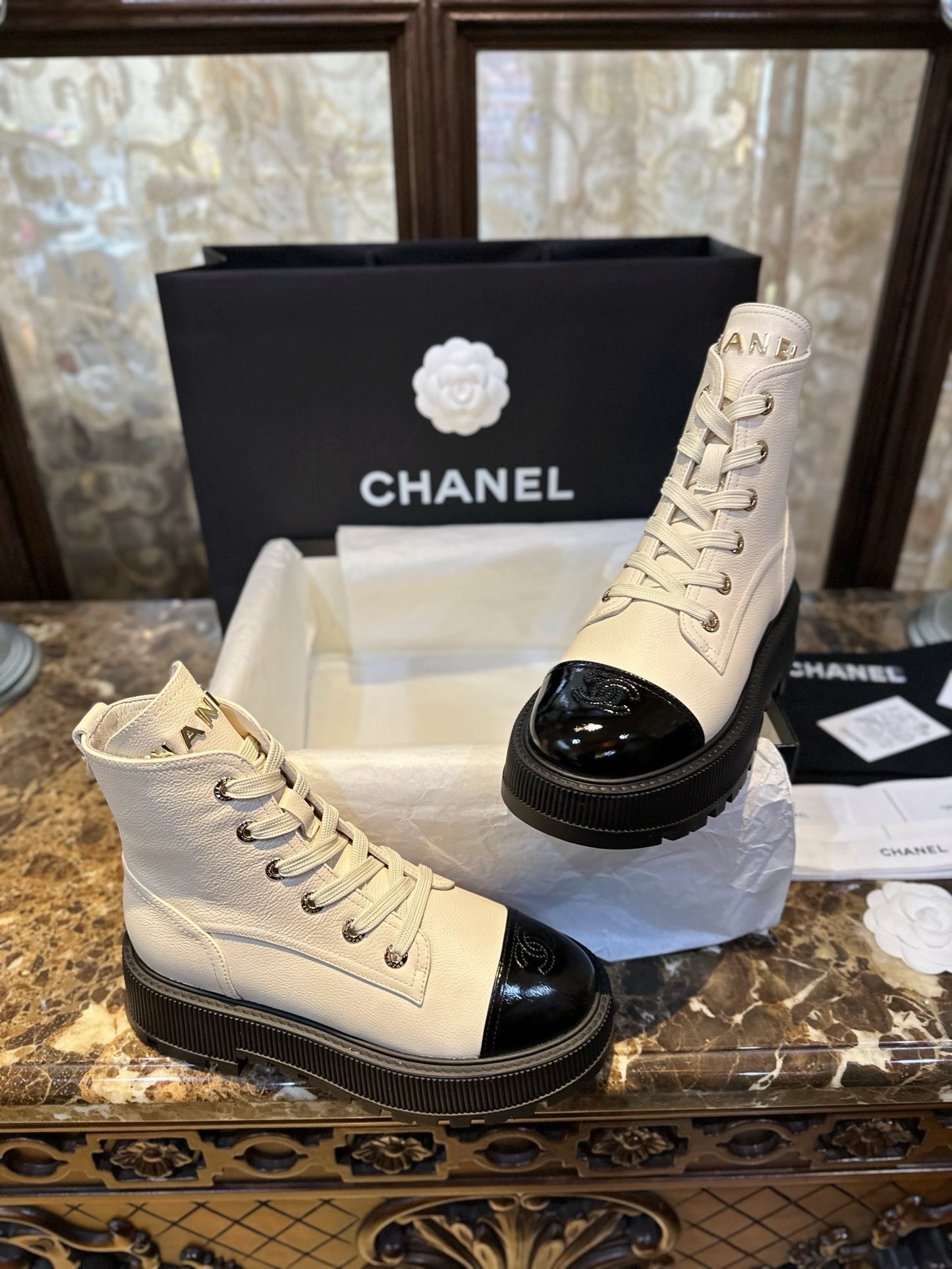 CHANEL 厚底馬丁短靴 黑白 23B