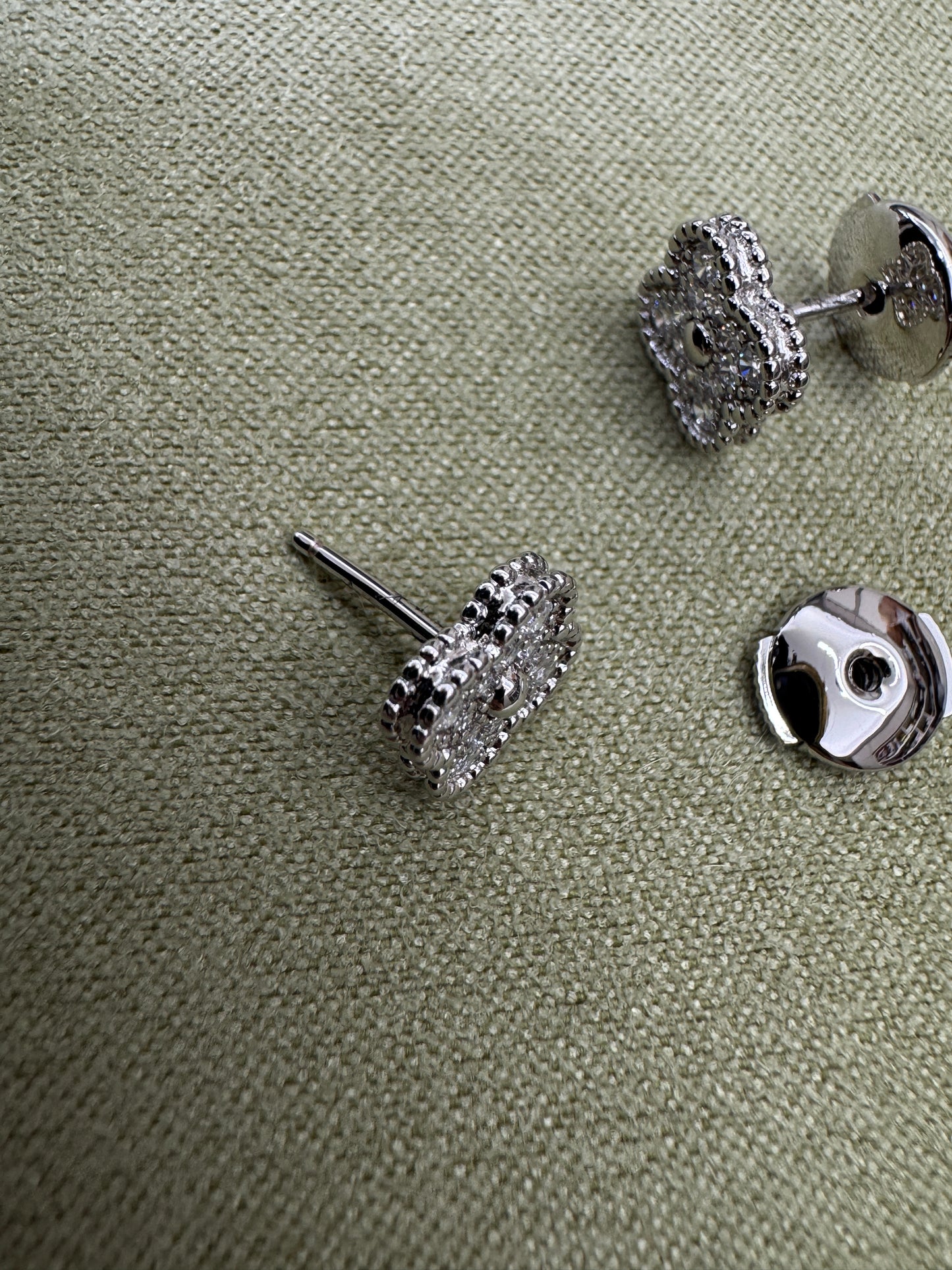 VCA Sweet Alhambra Earrings 滿鑽白金色