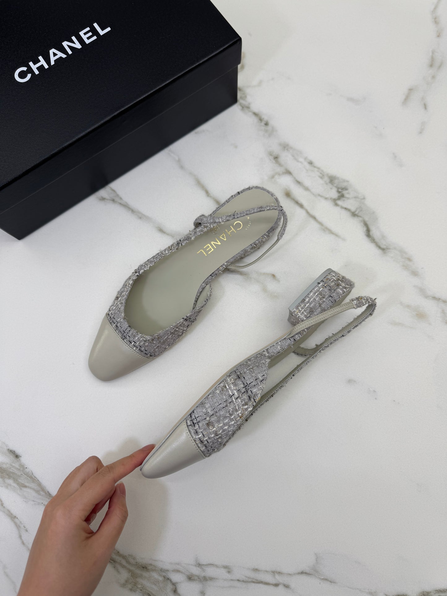 CHANEL 25B 灰白色金絲線Tweed Slingback