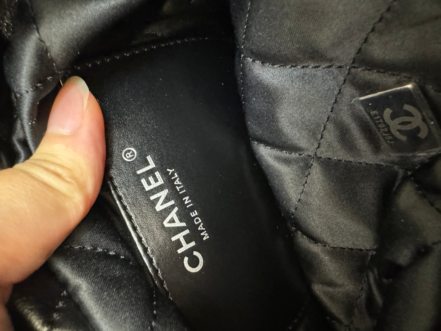 CHANEL mini 22 so black