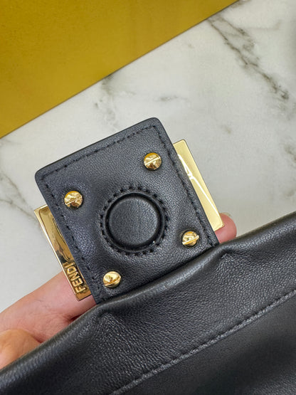 FENDI Mamma Baguette 黑色 Medium