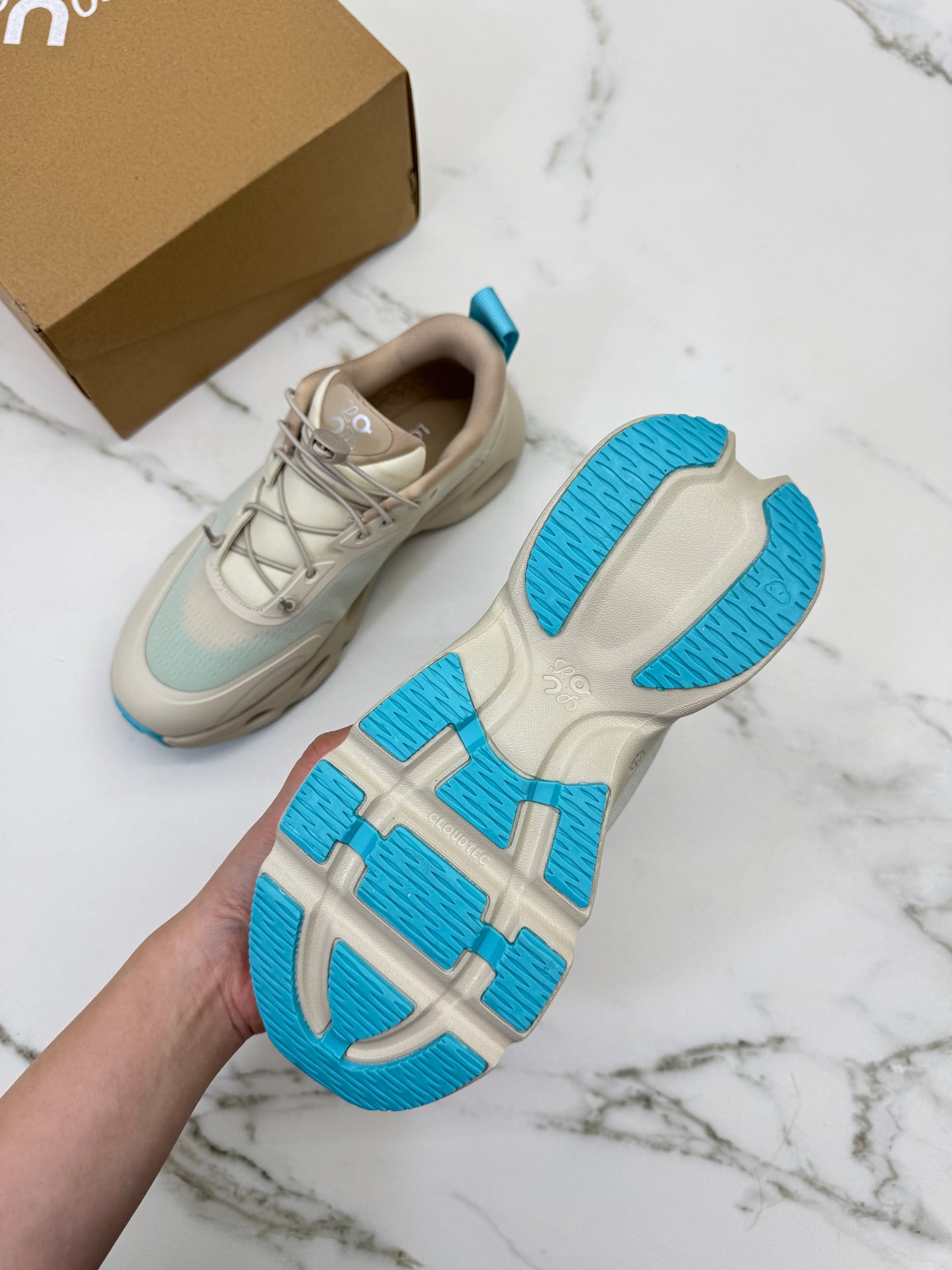 LOEWE X ON 8.0 淺米拼天藍色