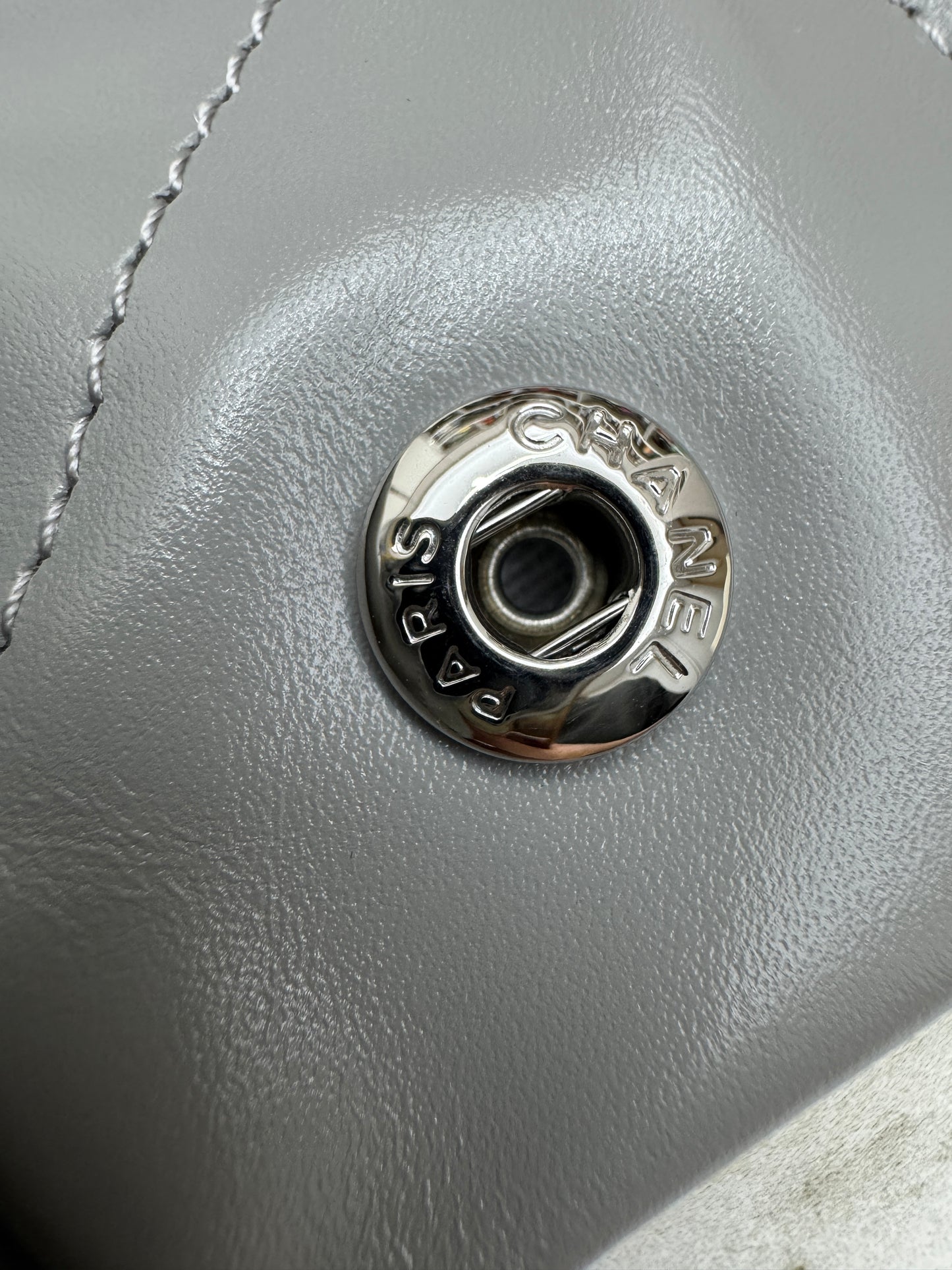 CHANEL 22 Bag Medium 23C淺灰色銀扣