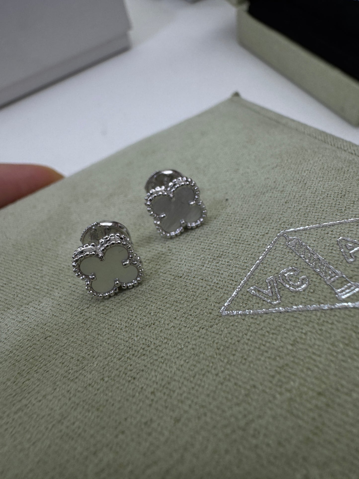 VCA Sweet Alhambra Earrings 白金色白貝母耳環