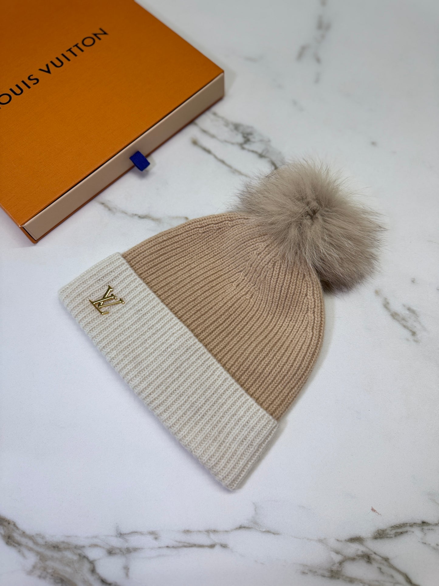 LV 狐狸毛球冷帽 奶茶色