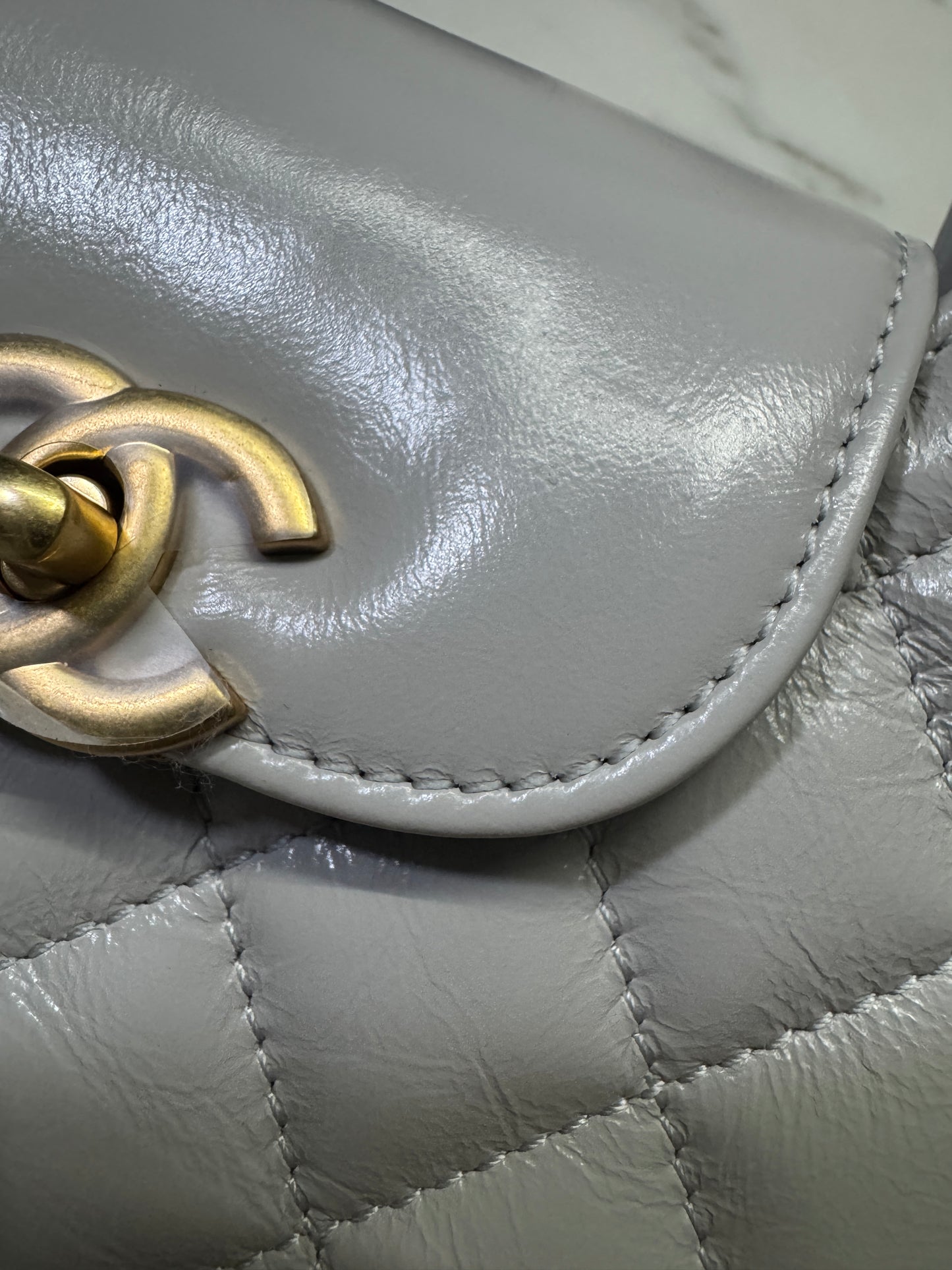 CHANEL 25C Kelly 奶灰色 Incas亮面小牛皮