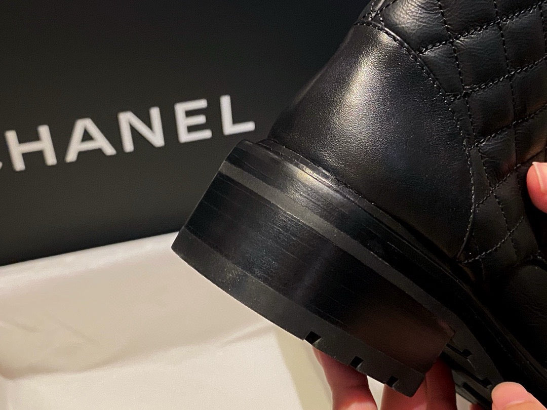 CHANEL 菱格衘扣馬丁靴 ￼