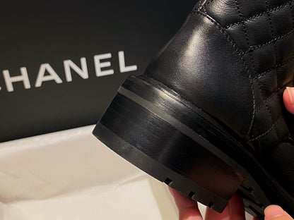 CHANEL 菱格衘扣馬丁靴 ￼