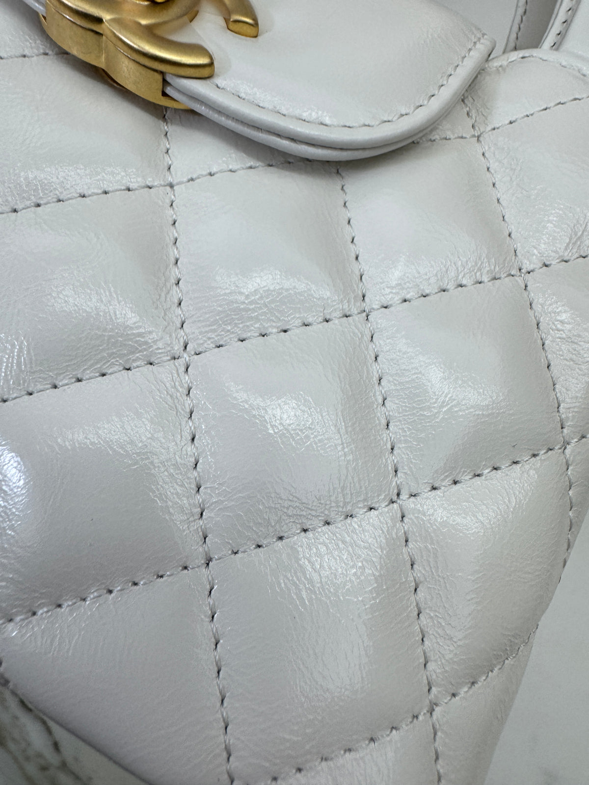 CHANEL Kelly 白色皺紋光面牛皮