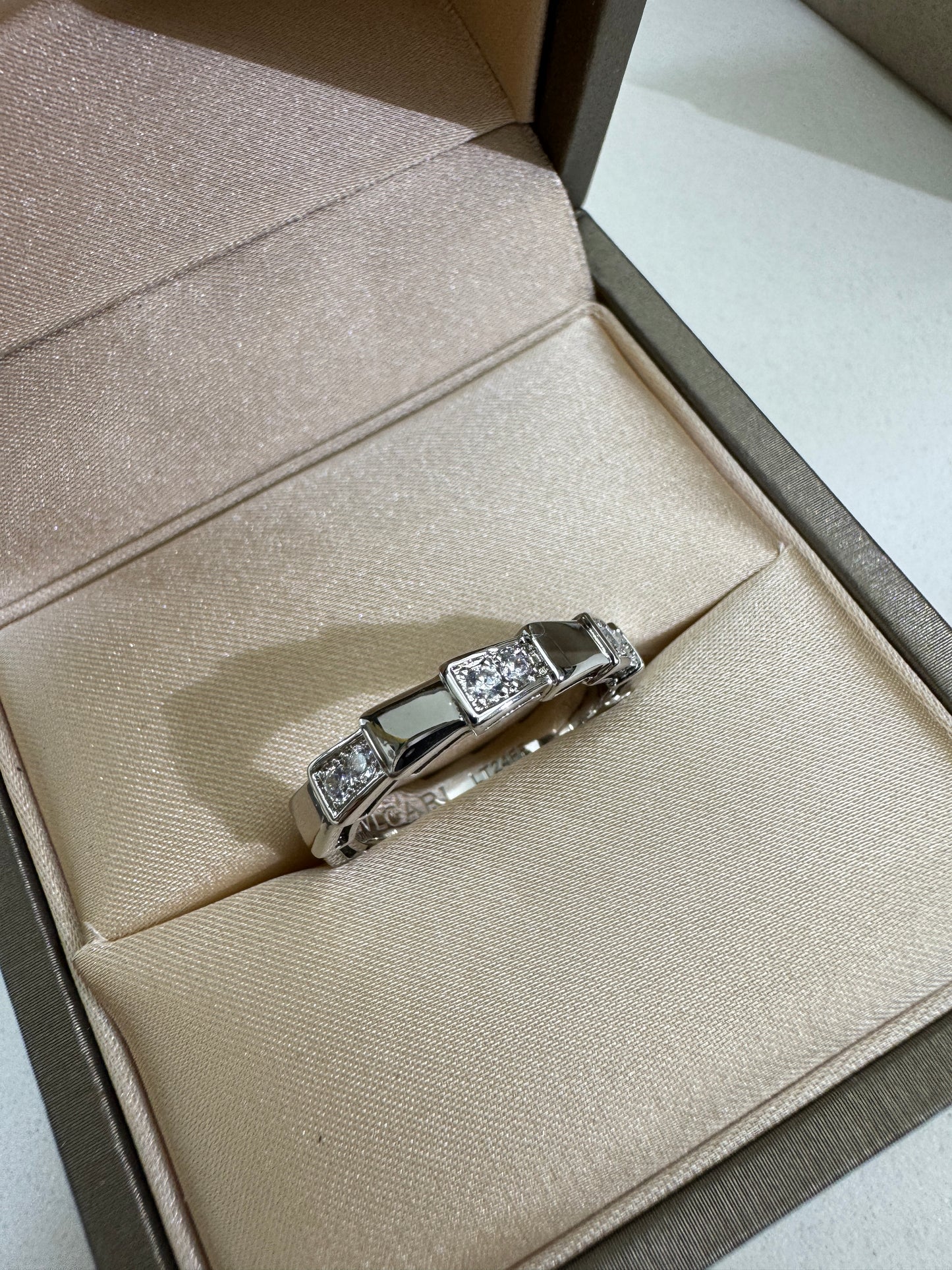 BVLGARI Serpenti Ring 白金色半鑽
