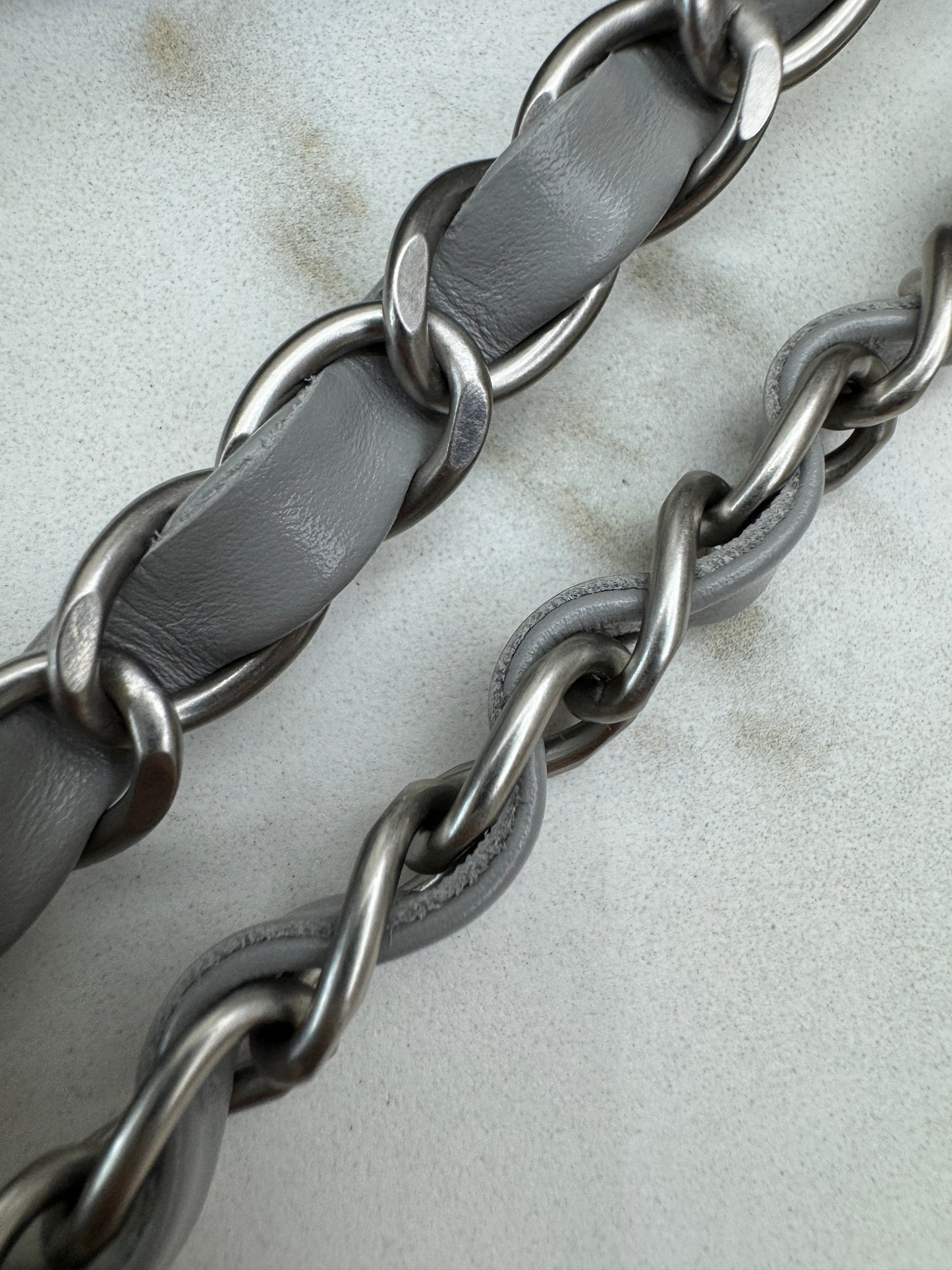 CHANEL 22 Bag Medium 23C淺灰色銀扣